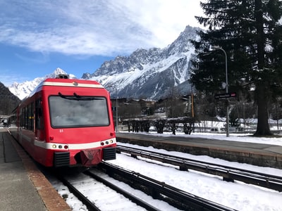 雪山附近铁路上的红色列车